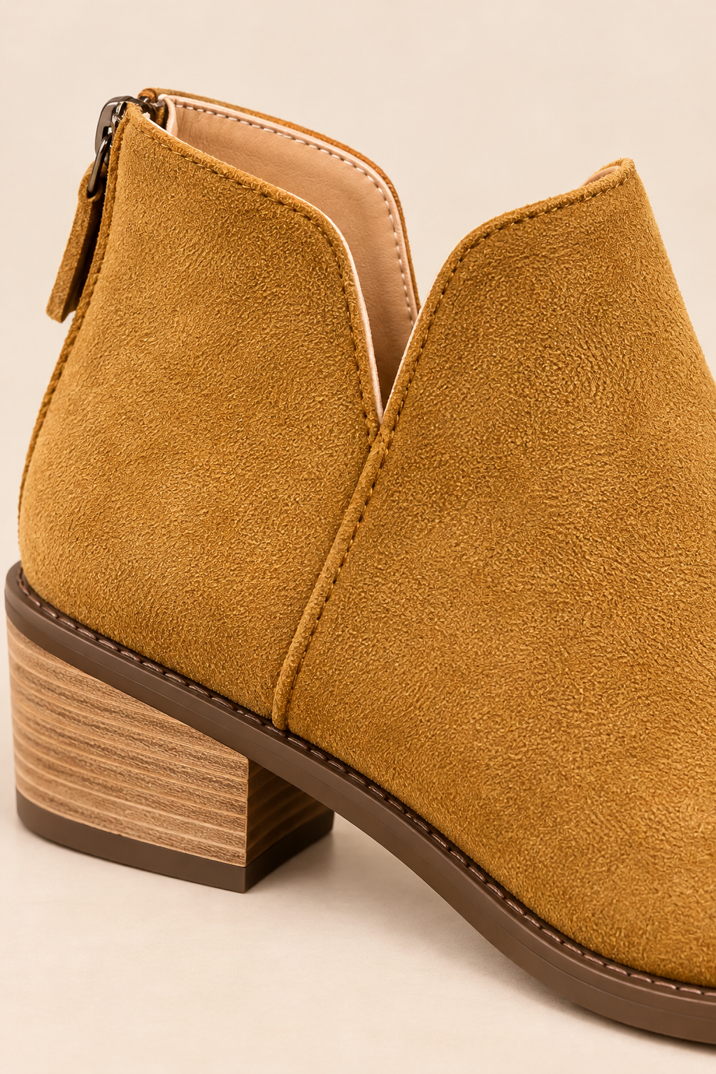 Botines con cremallera caqui, detalle de la abertura lateral