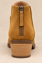 Botines con cremallera caqui, detalle de la cremallera y el tacón