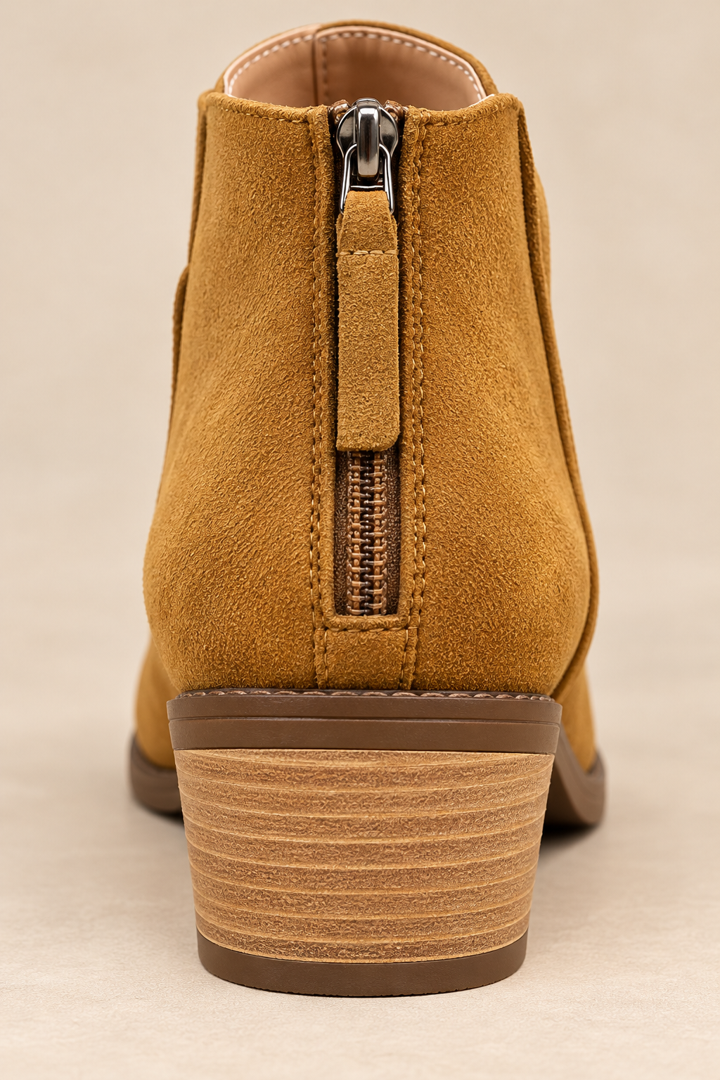 Botines con cremallera caqui, detalle de la cremallera y el tacón