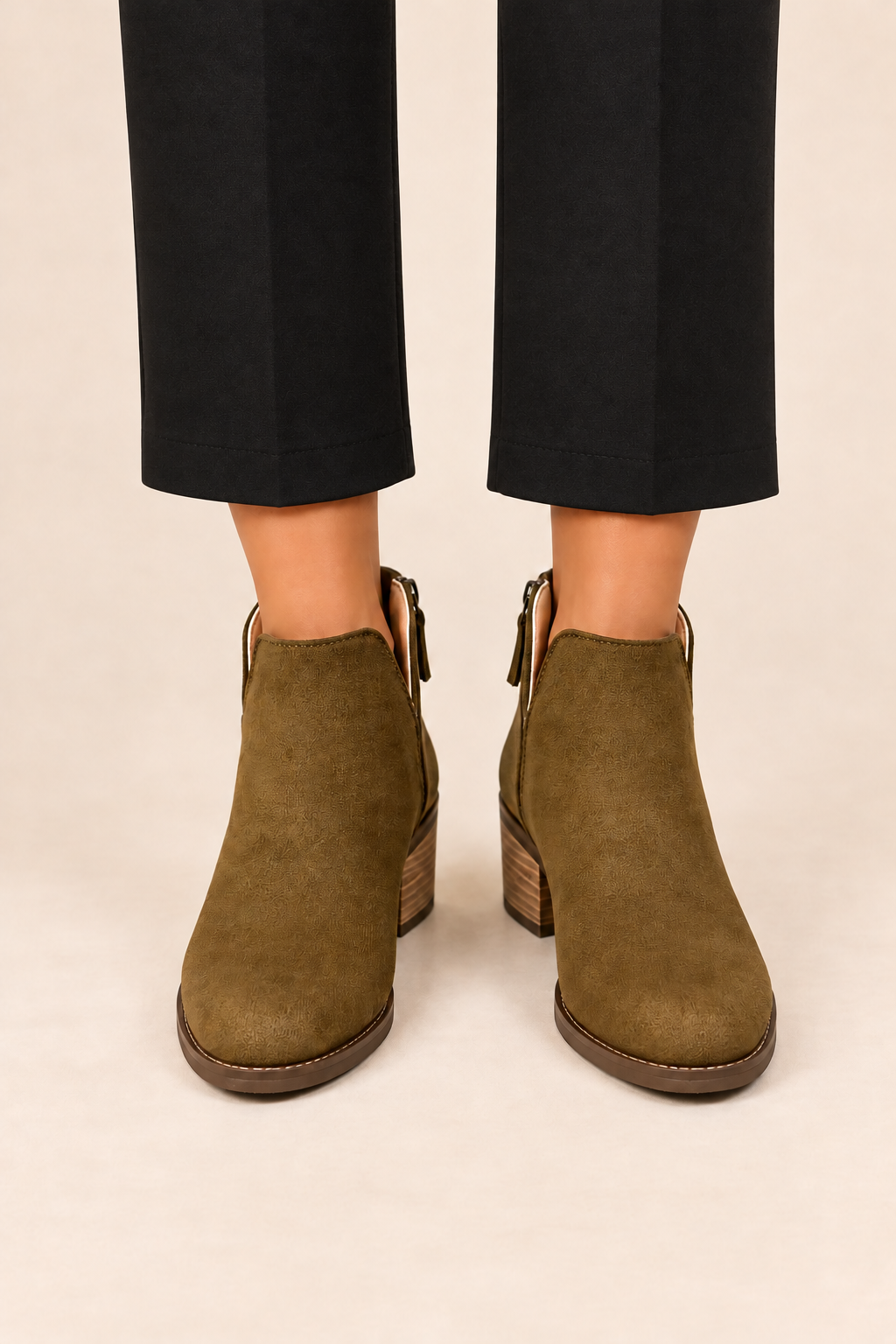 Botines con cremallera marrones, vista frontal