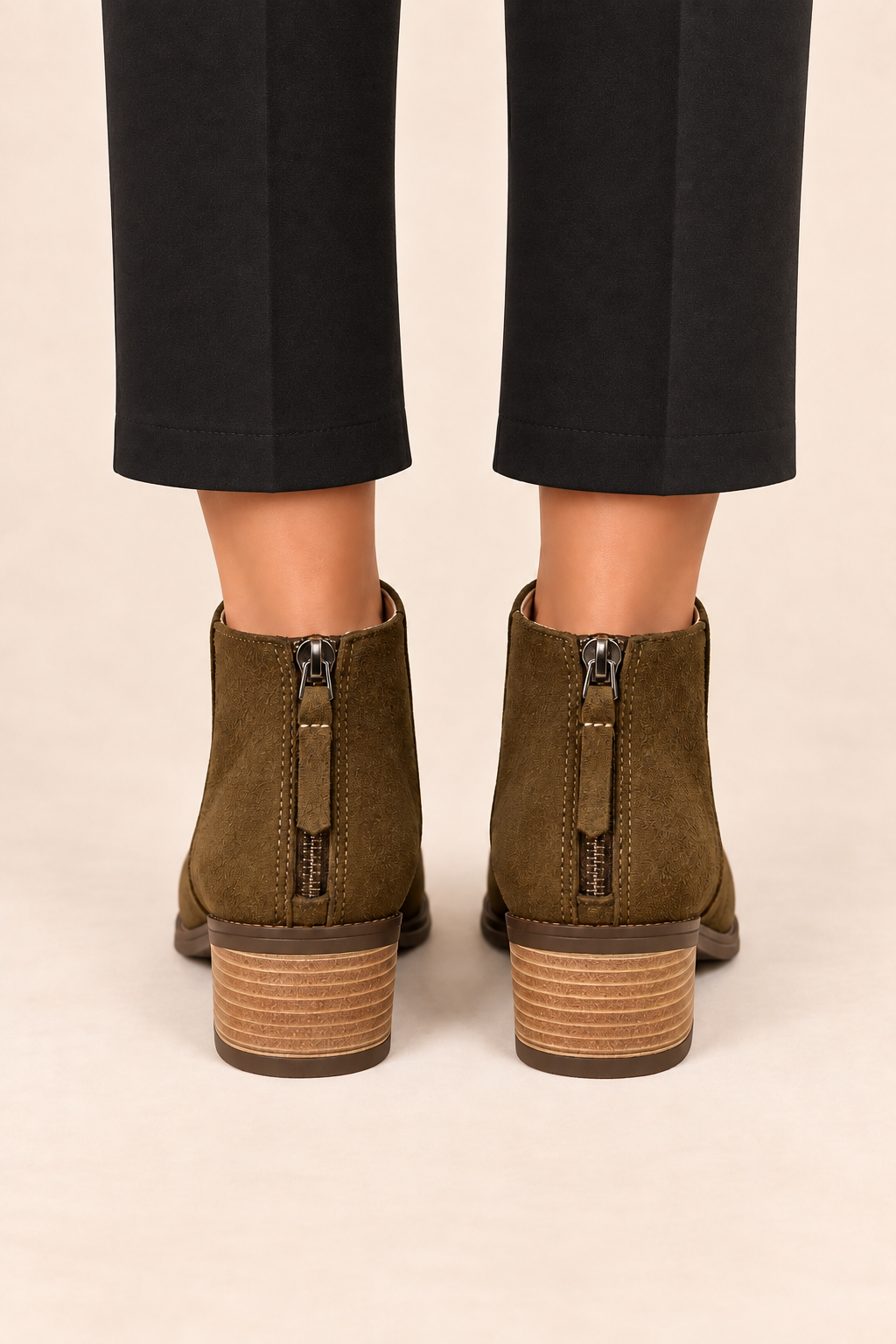 Botines con cremallera marrones, vista trasera