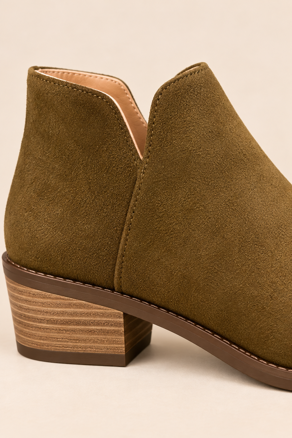 Botines con cremallera marrones, detalle de la abertura lateral