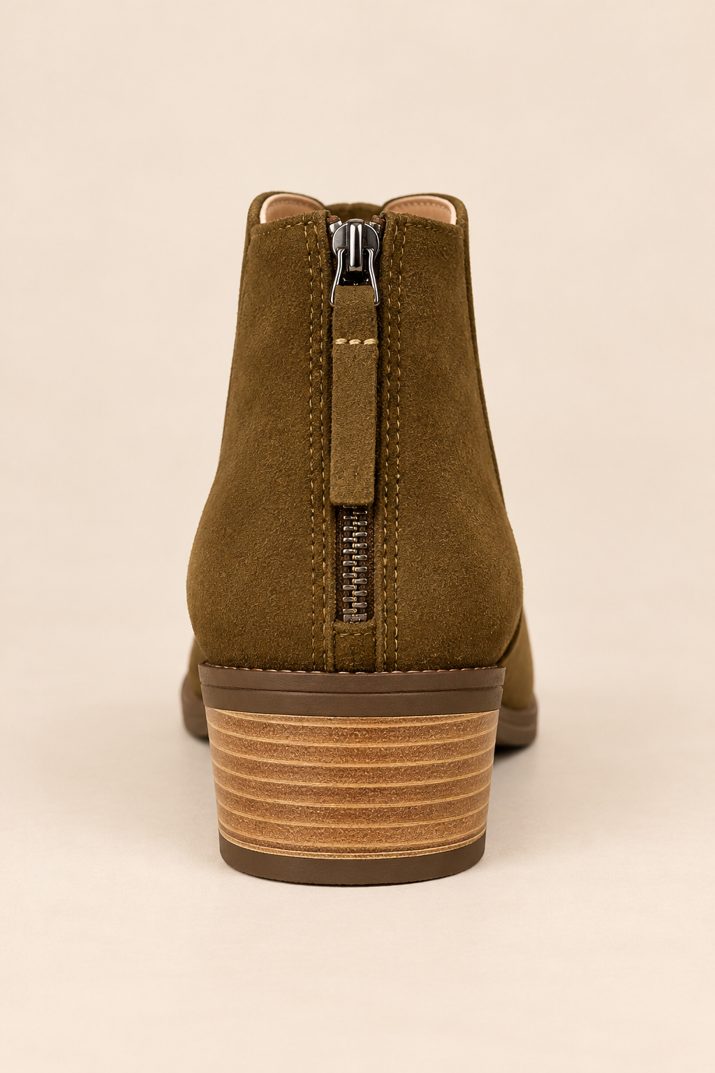 Botines con cremallera marrones, detalle de la cremallera y el tacón
