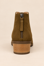 Botines con cremallera marrones, detalle de la cremallera y el tacón