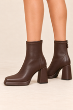 Botines marrón oscuro de punta cuadrada – vista lateral