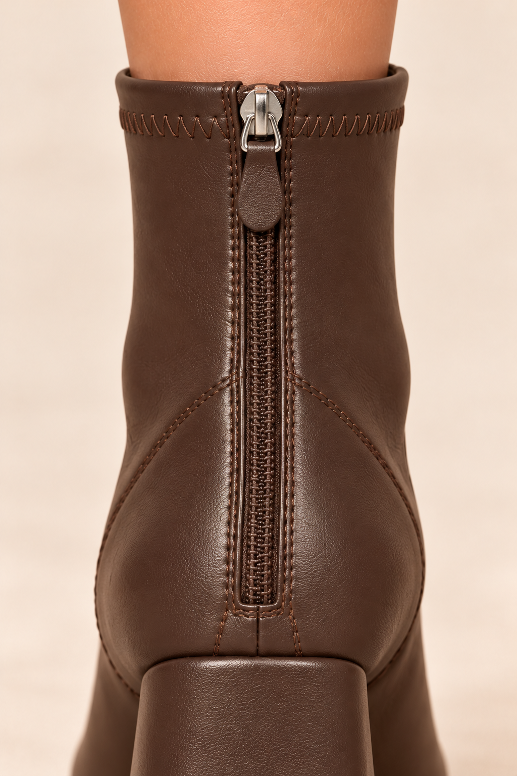 Botines marrón oscuro de punta cuadrada – detalle de cremallera y remate