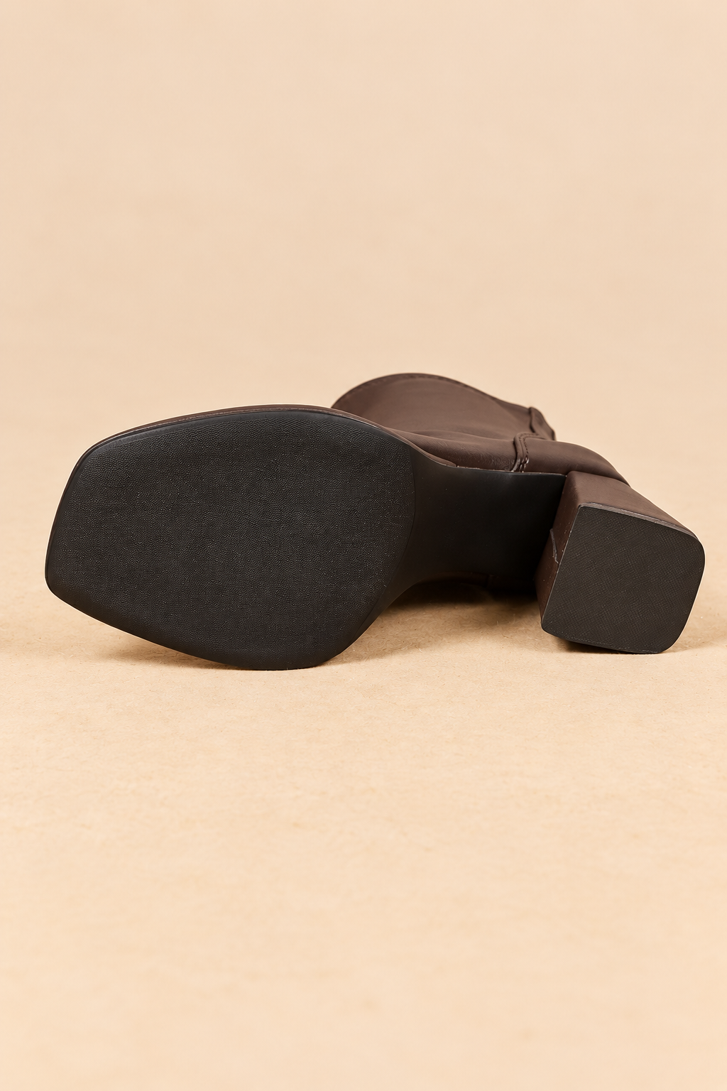 Botines marrón oscuro de punta cuadrada – detalle de la suela