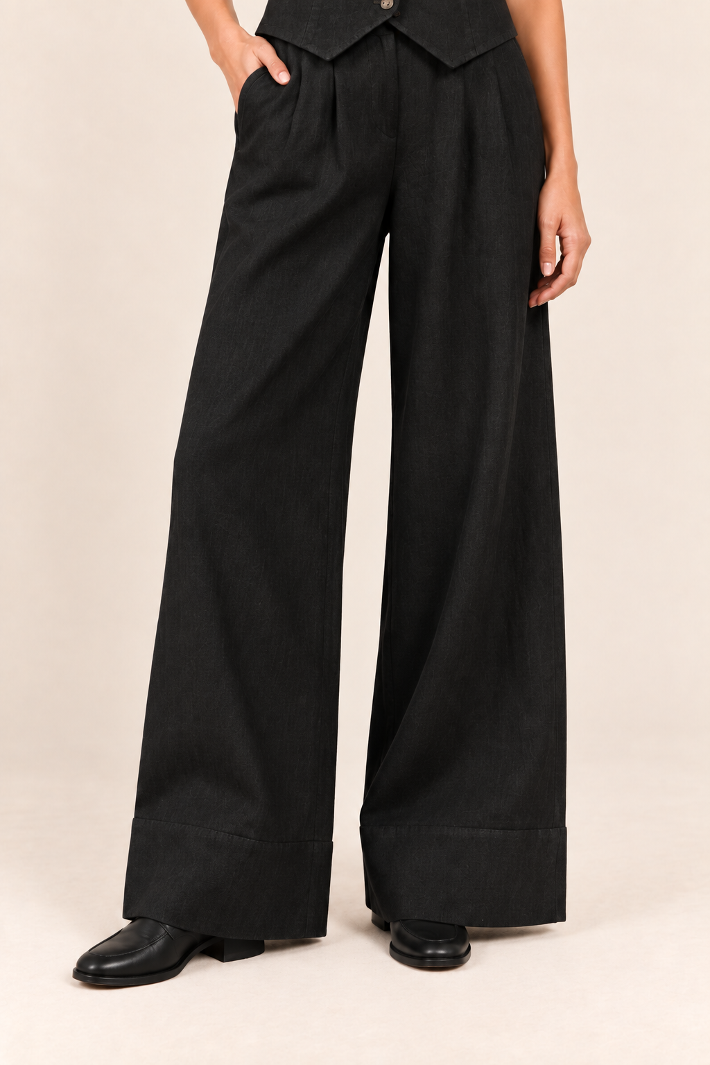 Conjunto de chaleco y pantalón ancho Valorenne, negro, detalle del tejido y caída del pantalón