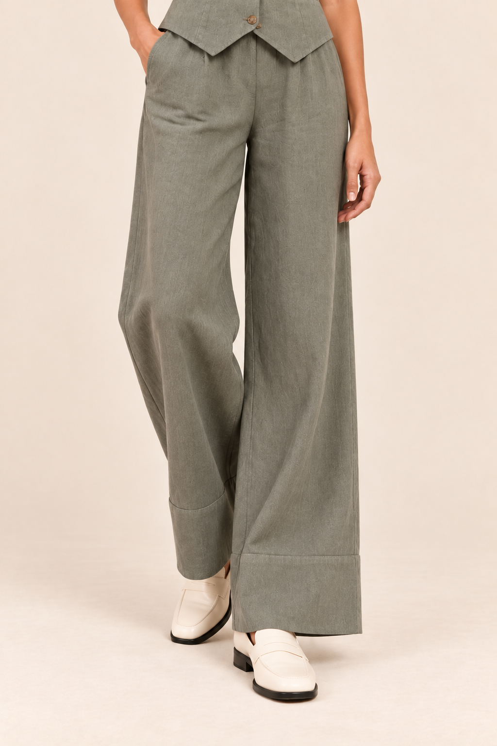 Conjunto de chaleco y pantalón ancho Valorenne, verde oliva, detalle del tejido