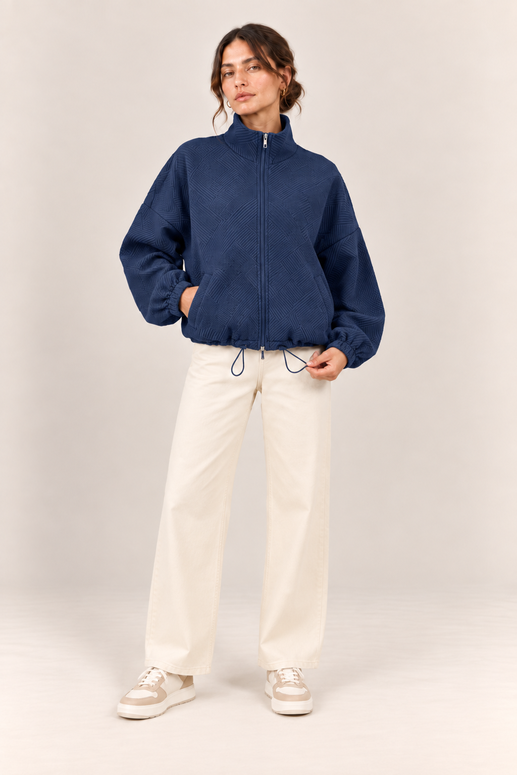 Chaqueta bomber de cuello alto en azul marino, vista frontal de estudio