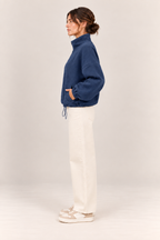 Chaqueta bomber de cuello alto en azul marino, vista lateral