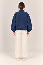 Chaqueta bomber de cuello alto en azul marino, vista trasera