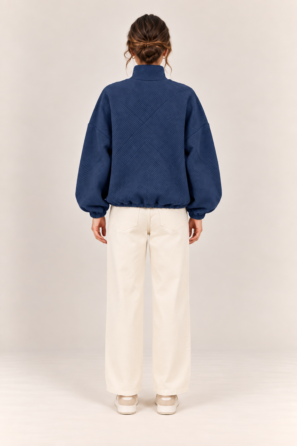 Chaqueta bomber de cuello alto en azul marino, vista trasera