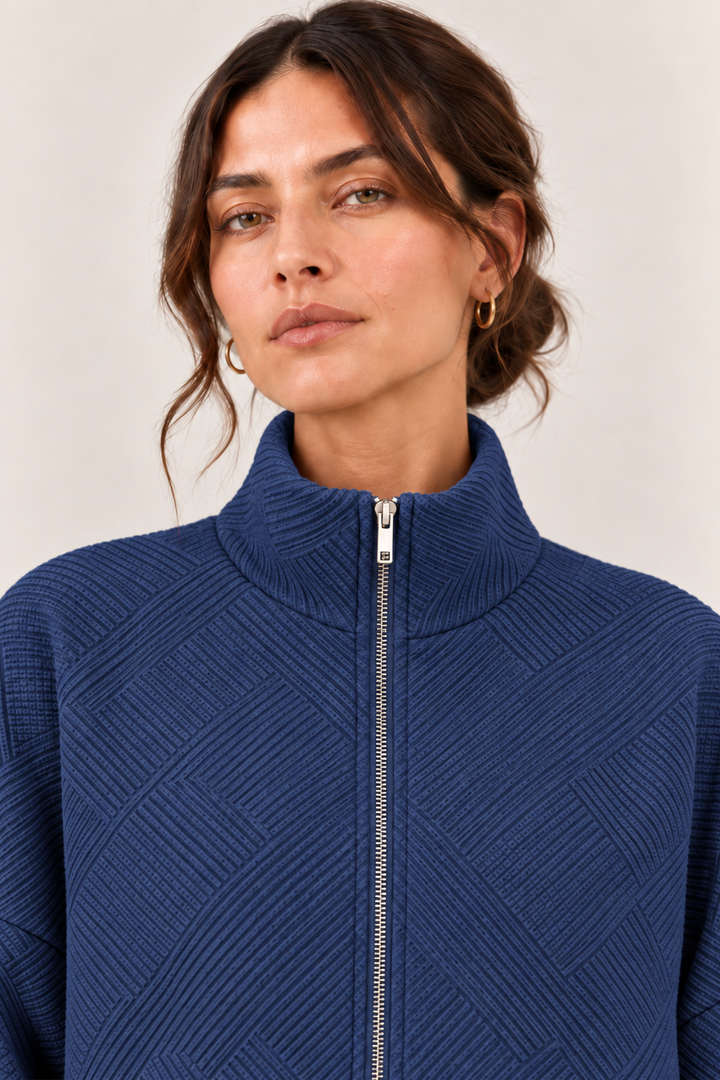 Chaqueta bomber de cuello alto en azul marino, detalle del cuello y la cremallera