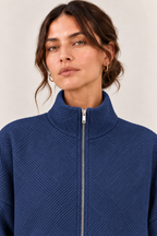 Chaqueta bomber de cuello alto en azul marino, detalle del cuello y la cremallera