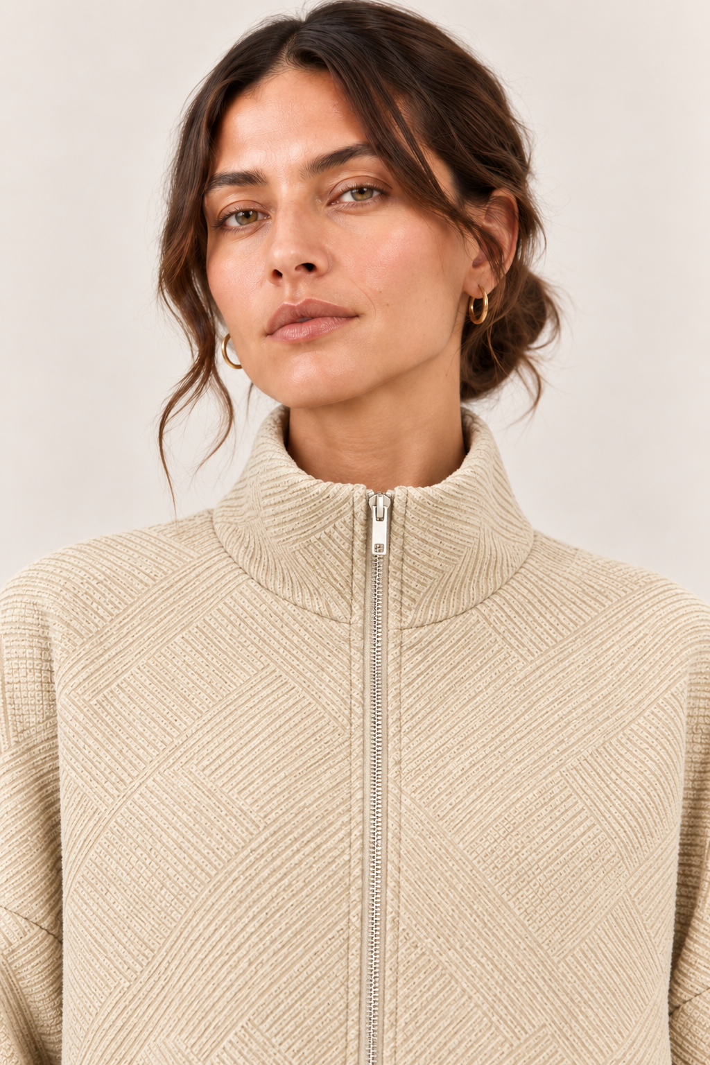 Chaqueta bomber de cuello alto en caqui, detalle del cuello y la cremallera