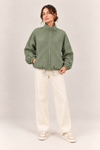 Chaqueta bomber de cuello alto en verde militar, vista frontal de estudio
