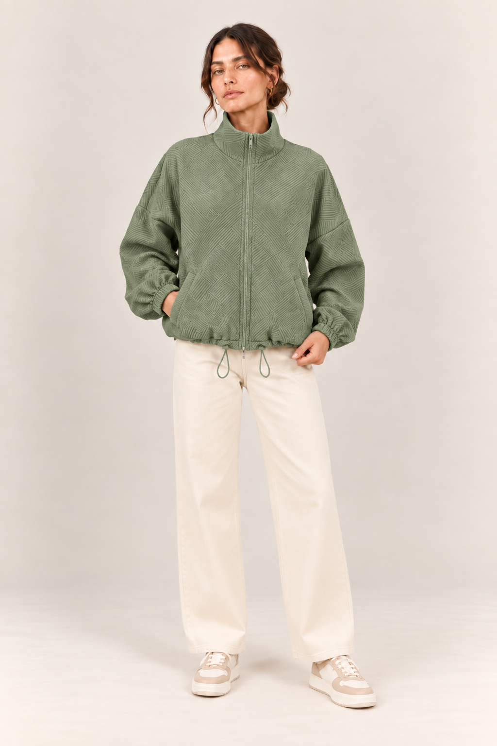 Chaqueta bomber de cuello alto en verde militar, vista frontal de estudio