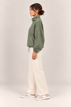 Chaqueta bomber de cuello alto en verde militar, vista lateral