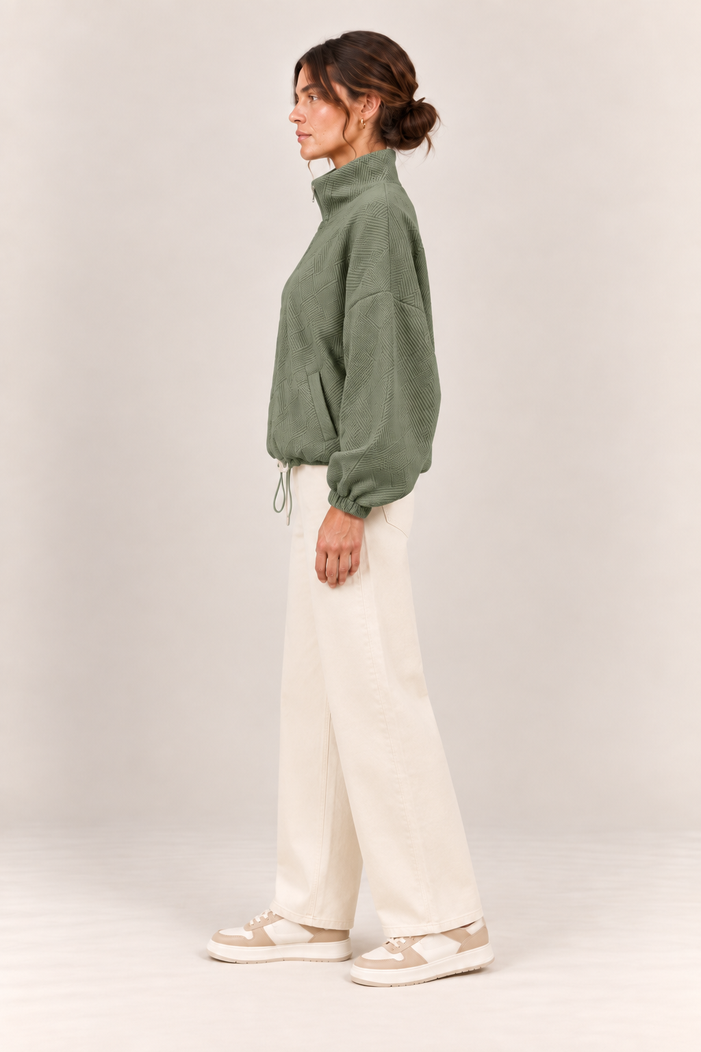 Chaqueta bomber de cuello alto en verde militar, vista lateral