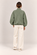 Chaqueta bomber de cuello alto en verde militar, vista trasera