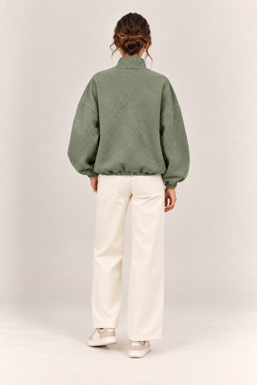 Chaqueta bomber de cuello alto en verde militar, vista trasera