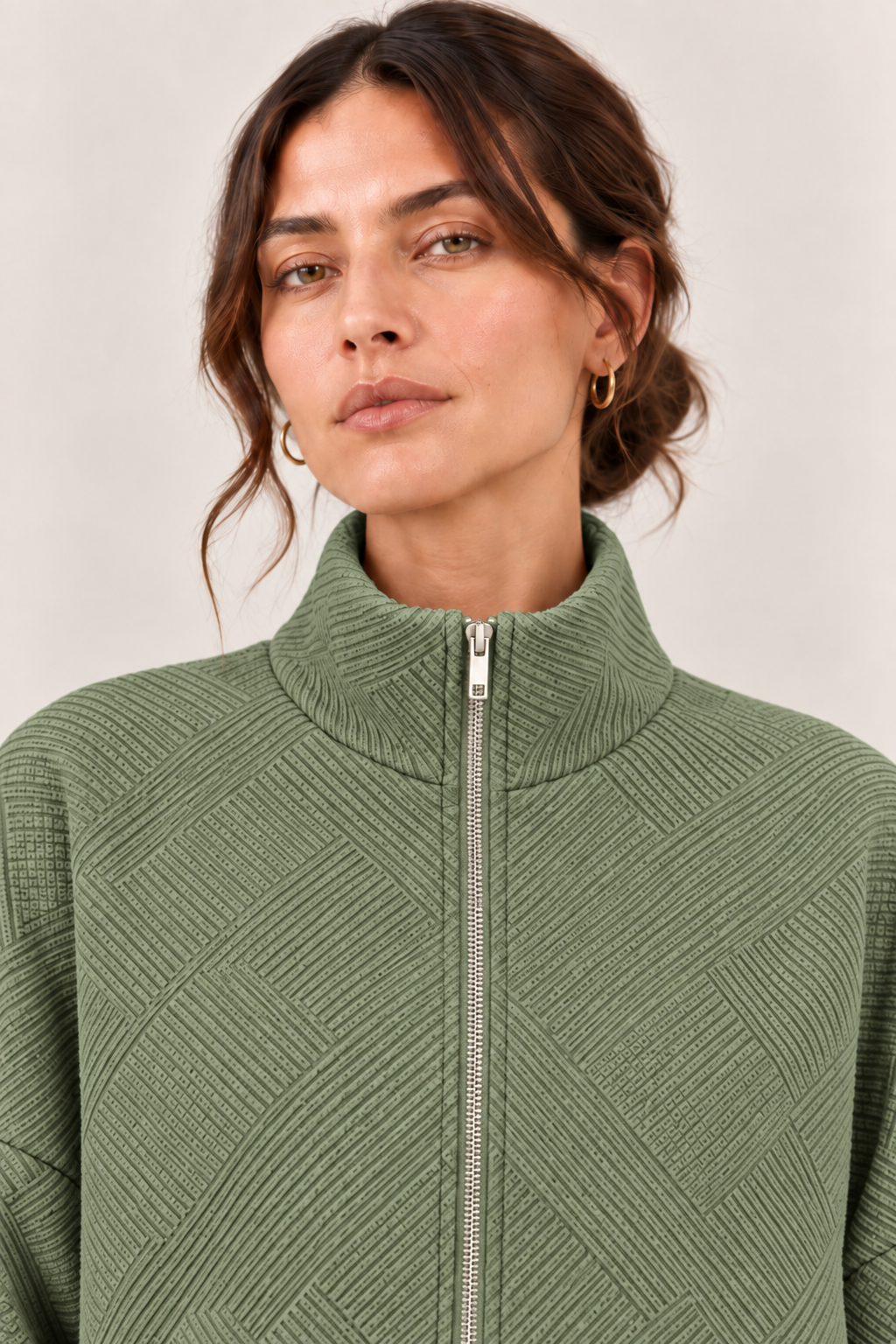 Chaqueta bomber de cuello alto en verde militar, detalle del cuello y la cremallera