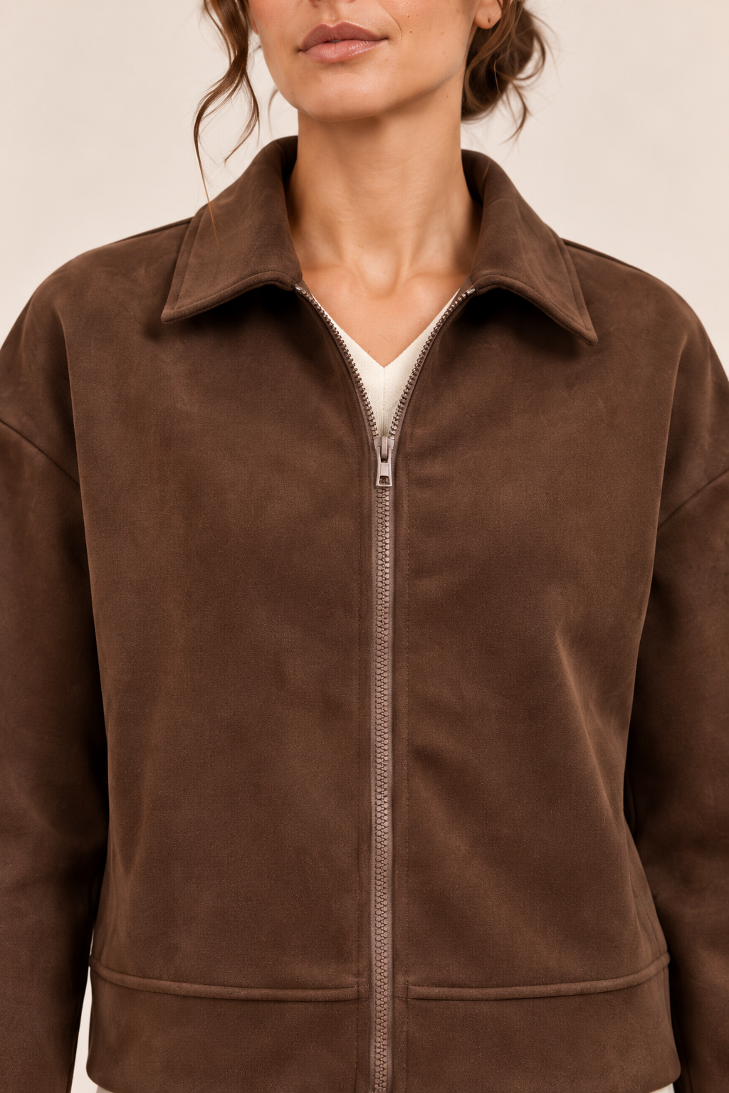 Chaqueta corta de efecto ante con cremallera en marrón, detalle del cuello y de la cremallera