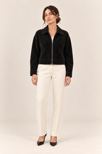 Chaqueta corta de efecto ante con cremallera en negro, vista frontal de estudio