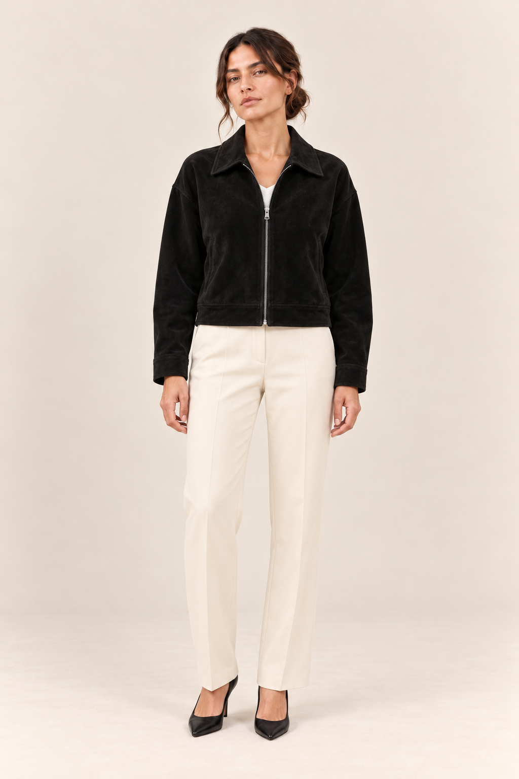 Chaqueta corta de efecto ante con cremallera en negro, vista frontal de estudio
