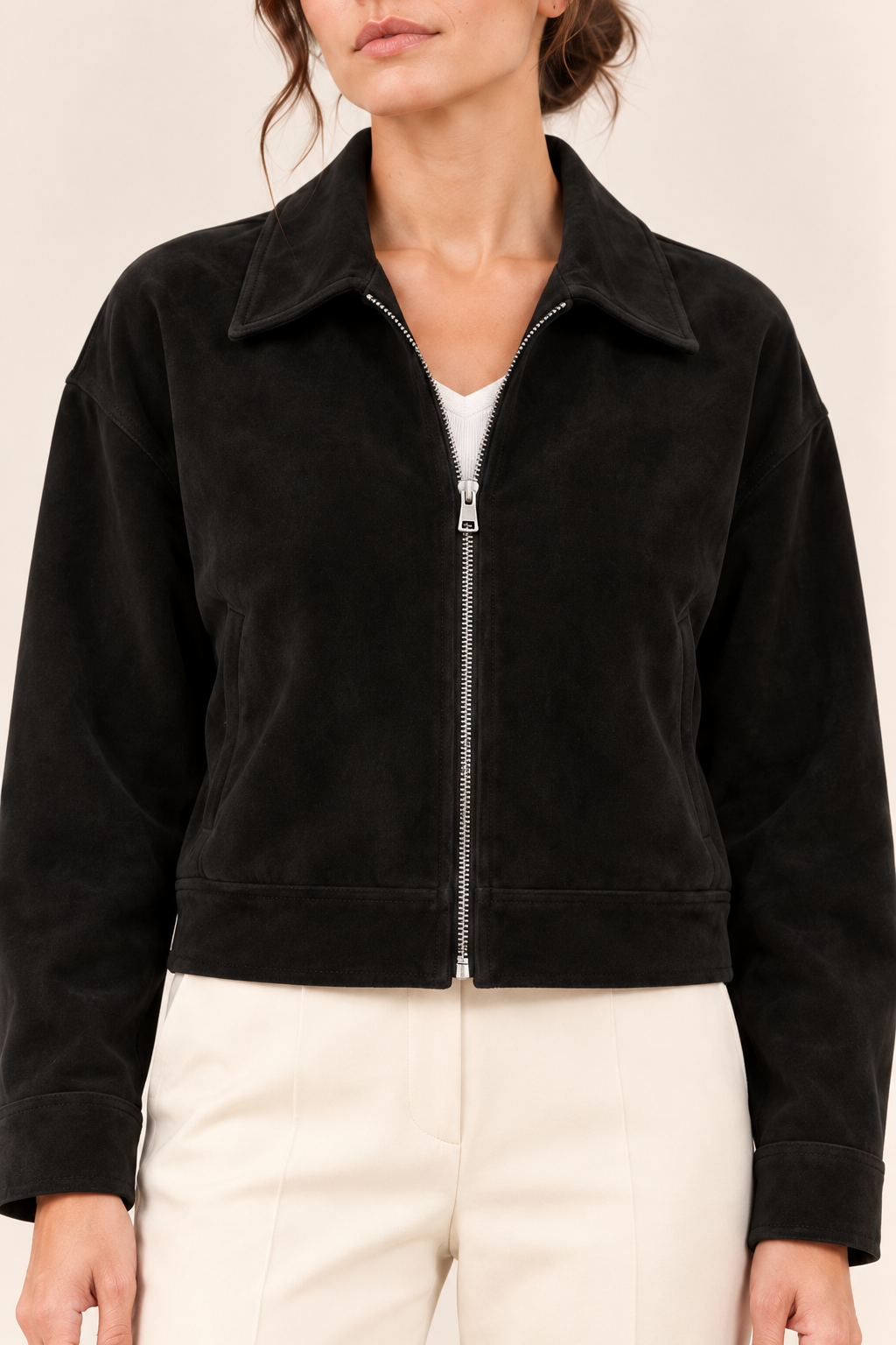Chaqueta corta de efecto ante con cremallera en negro, detalle del cuello y de la cremallera