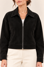 Chaqueta corta de efecto ante con cremallera en negro, detalle del cuello y de la cremallera