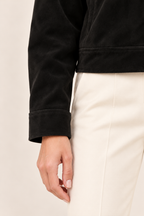 Chaqueta corta de efecto ante con cremallera en negro, detalle del puño y del tejido