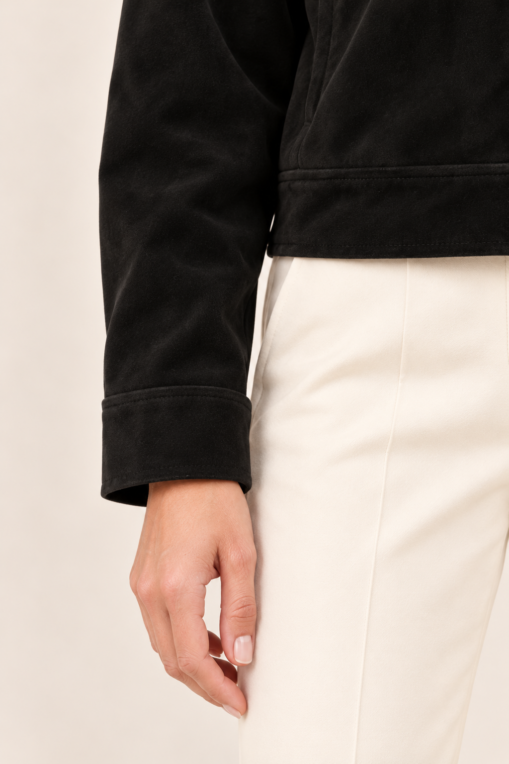 Chaqueta corta de efecto ante con cremallera en negro, detalle del puño y del tejido