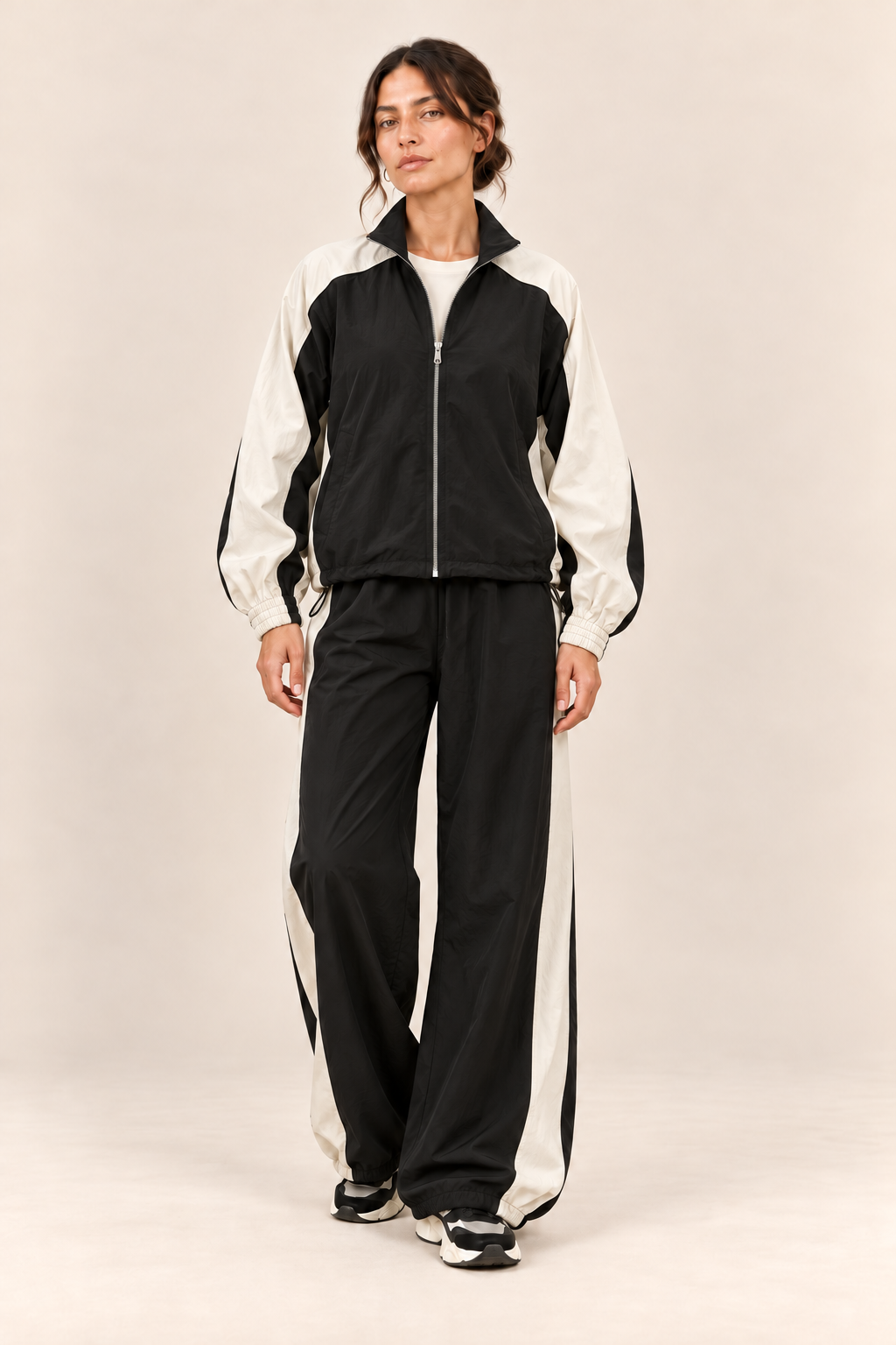 Conjunto deportivo con paneles a contraste en negro, vista frontal de estudio