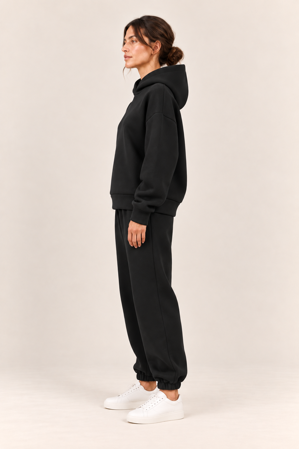 Conjunto con capucha de corte relajado en negro, vista lateral