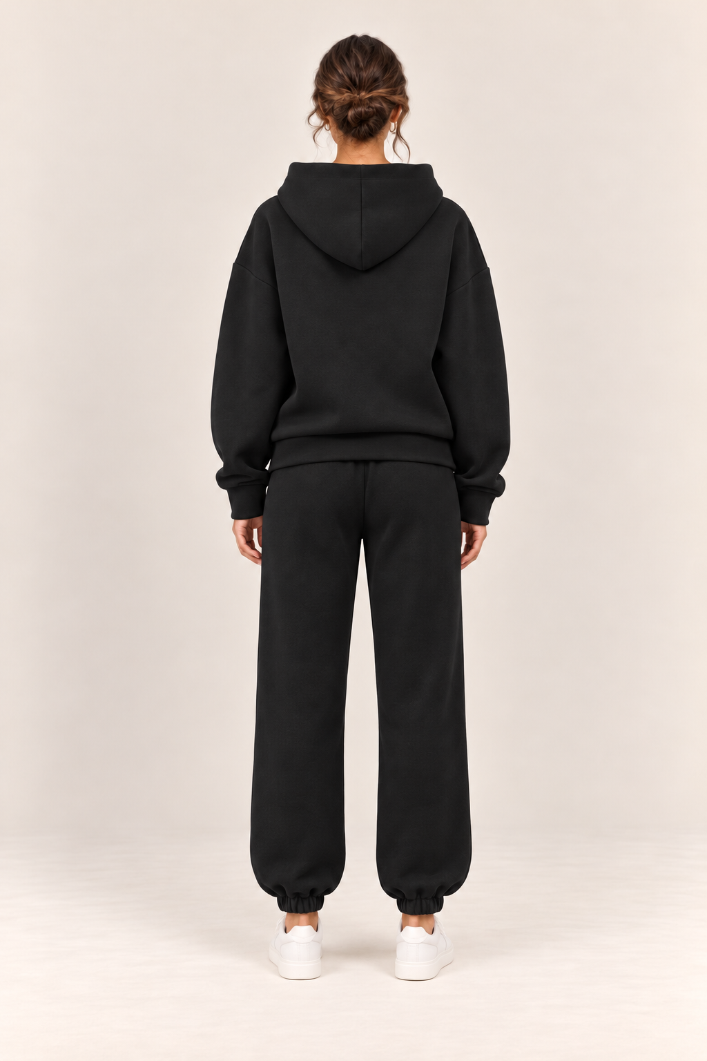 Conjunto con capucha de corte relajado en negro, vista trasera