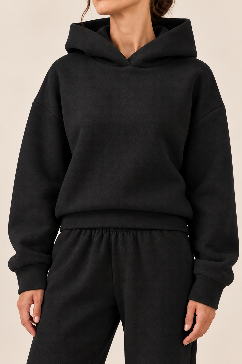 Conjunto con capucha de corte relajado en negro, detalle de la capucha