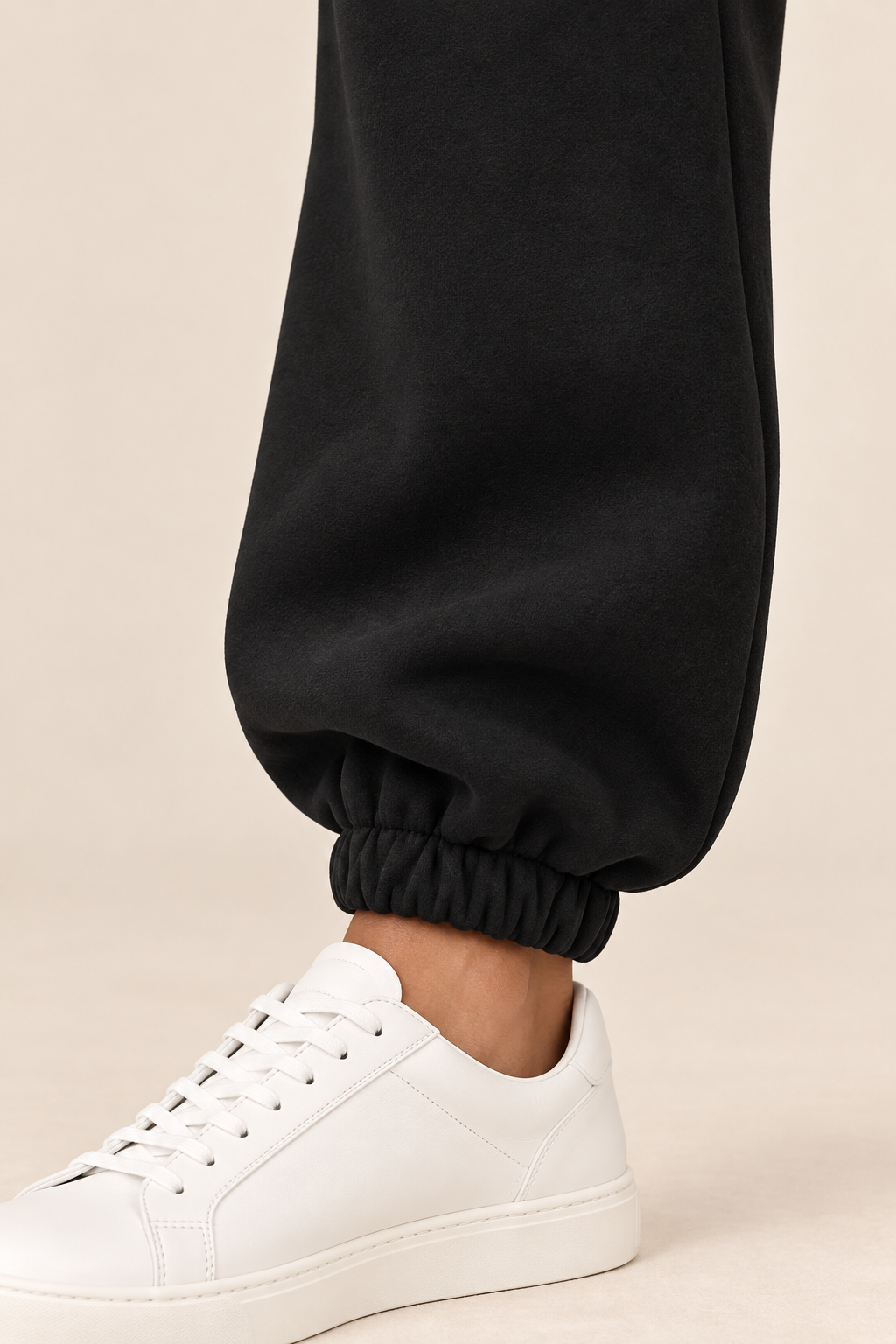 Conjunto con capucha de corte relajado en negro, detalle del bajo elástico