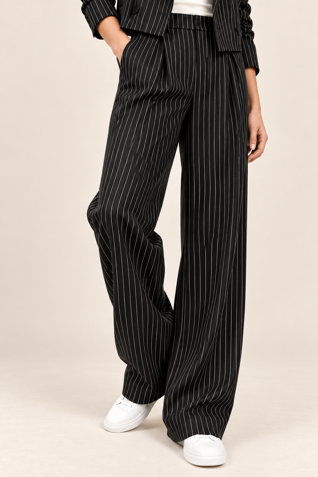 Conjunto de blazer corto y pantalón de rayas Valorenne — negro, detalle del tejido