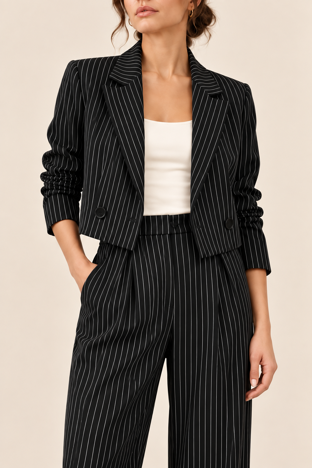 Conjunto de blazer corto y pantalón de rayas Valorenne — negro, detalle de confección