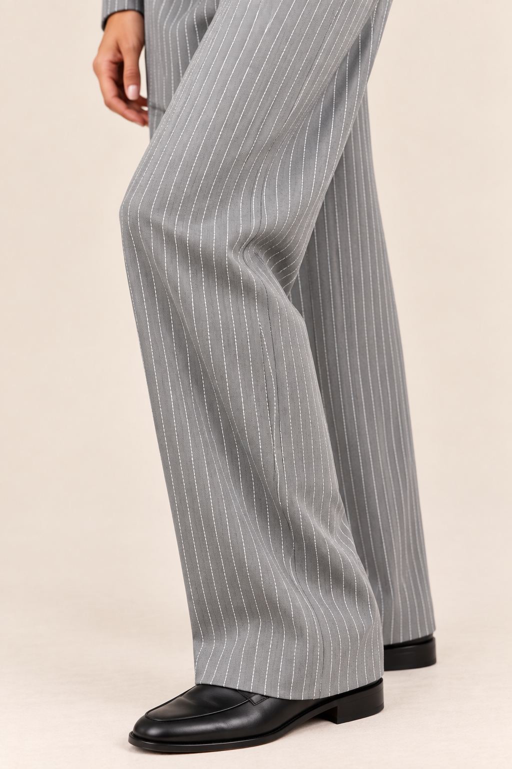 Conjunto de blazer corto y pantalón de rayas Valorenne — gris, detalle del tejido