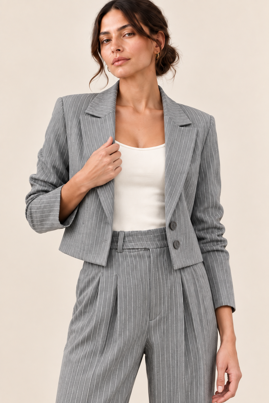 Conjunto de blazer corto y pantalón de rayas Valorenne — gris, detalle de confección