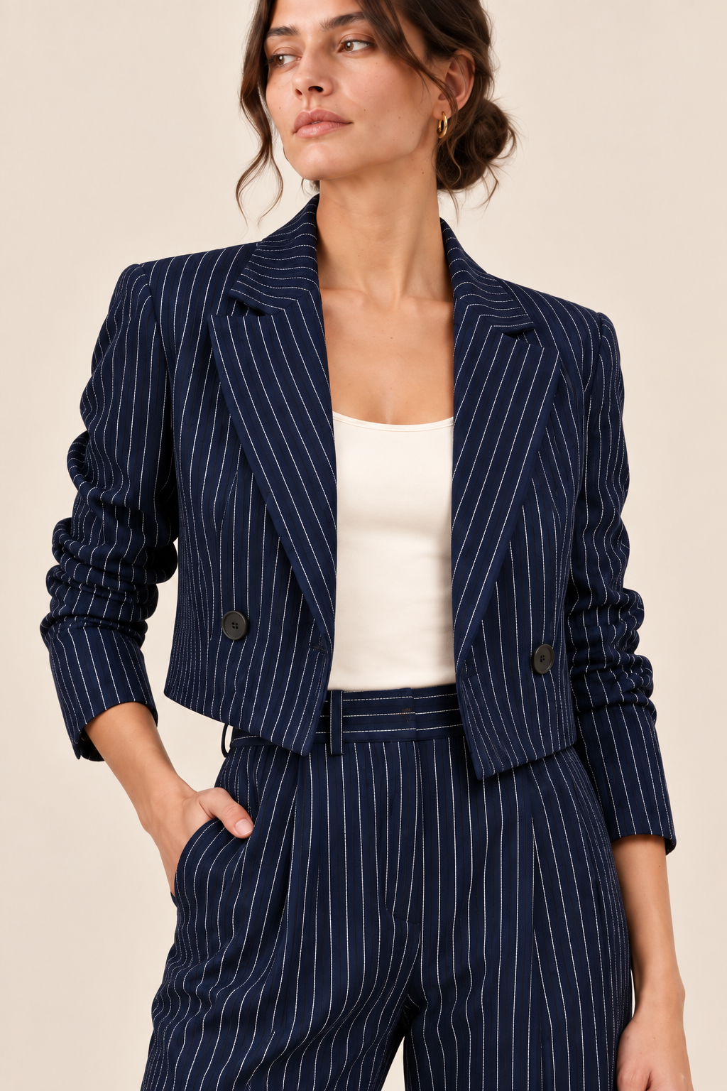 Conjunto de blazer corto y pantalón de rayas Valorenne — azul marino, detalle de confección
