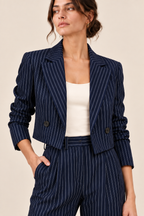 Conjunto de blazer corto y pantalón de rayas Valorenne — azul marino, detalle de confección