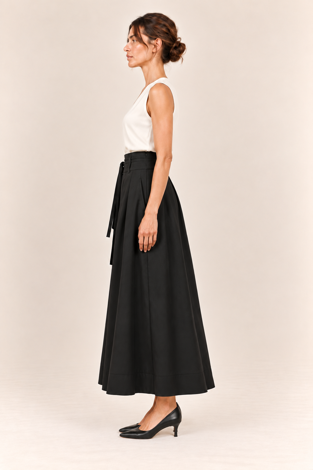 Falda larga de pinzas con bolsillos en negro, vista lateral de perfil