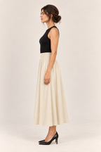 Falda midi amplia de cintura alta en crudo, vista lateral