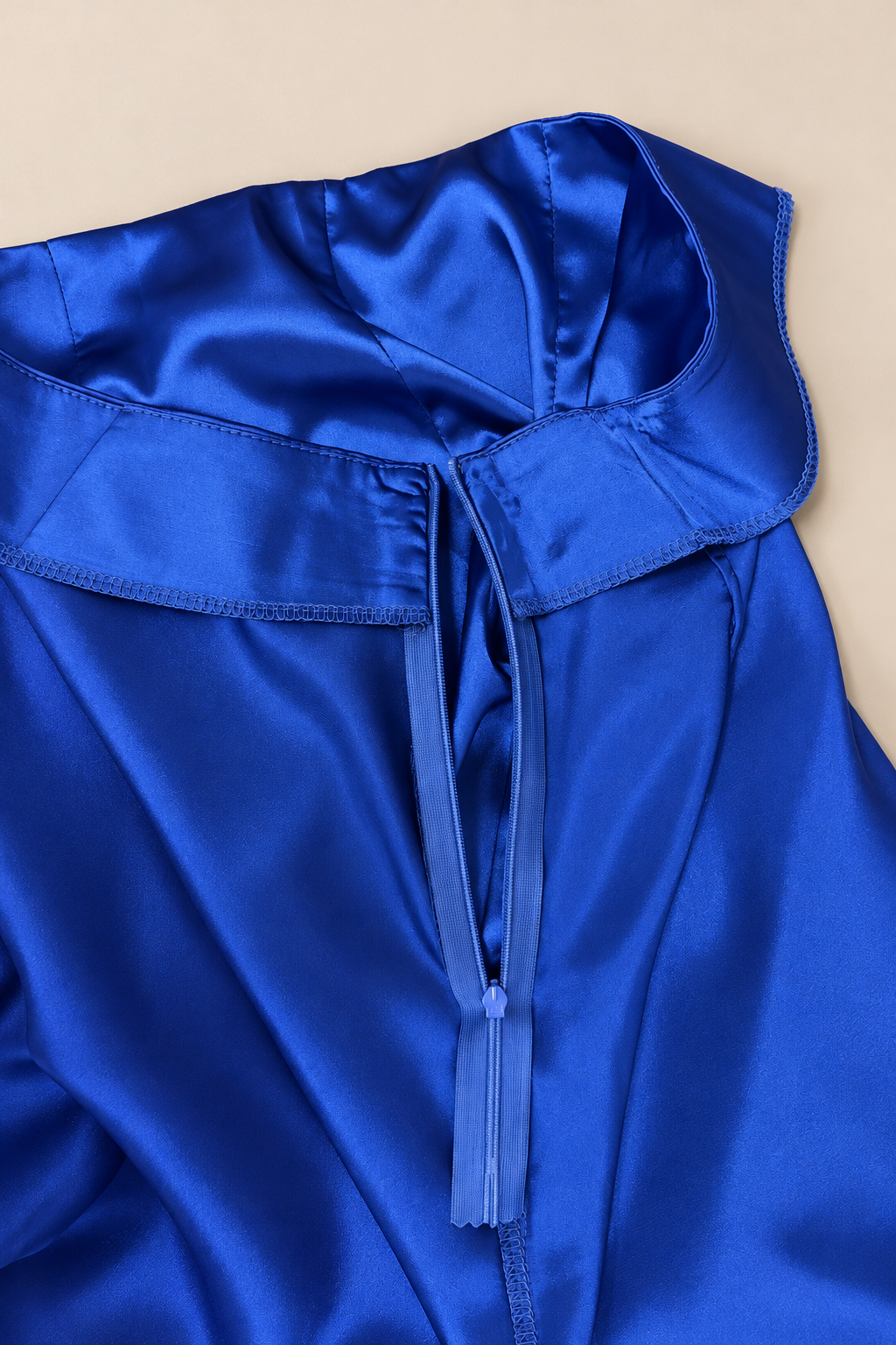 Falda satinada con abertura en azul, detalle del acabado interior y la cremallera