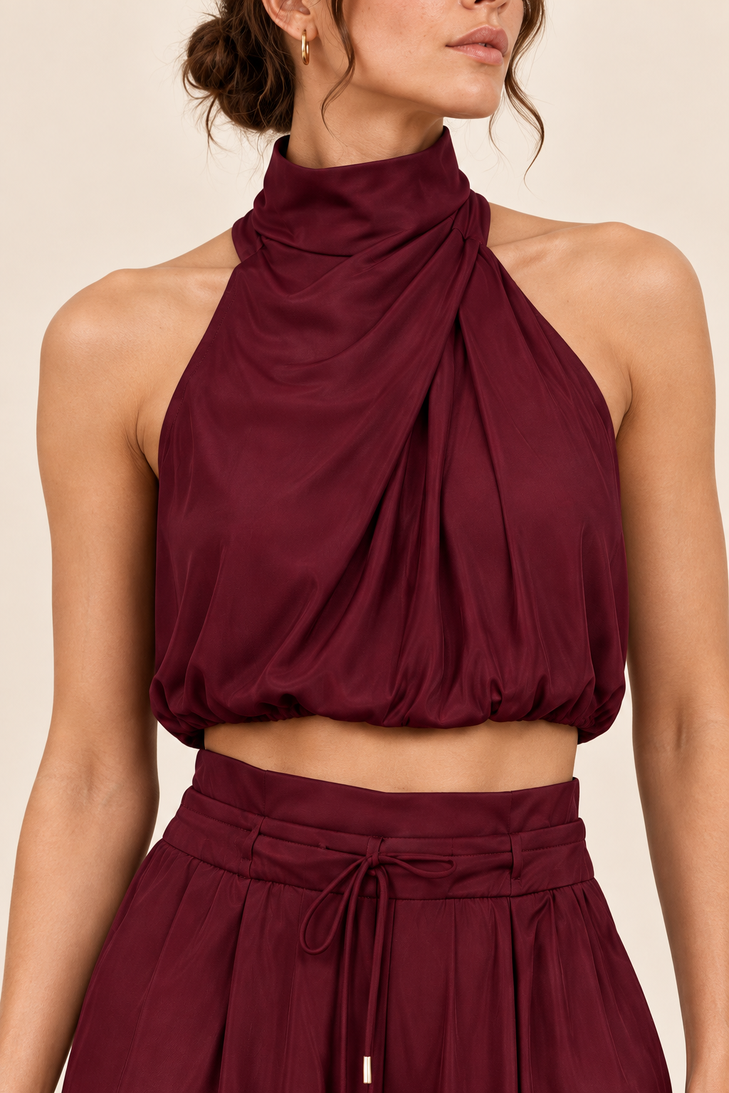 Conjunto de top halter y pantalón ancho Valorenne, burdeos, detalle del top