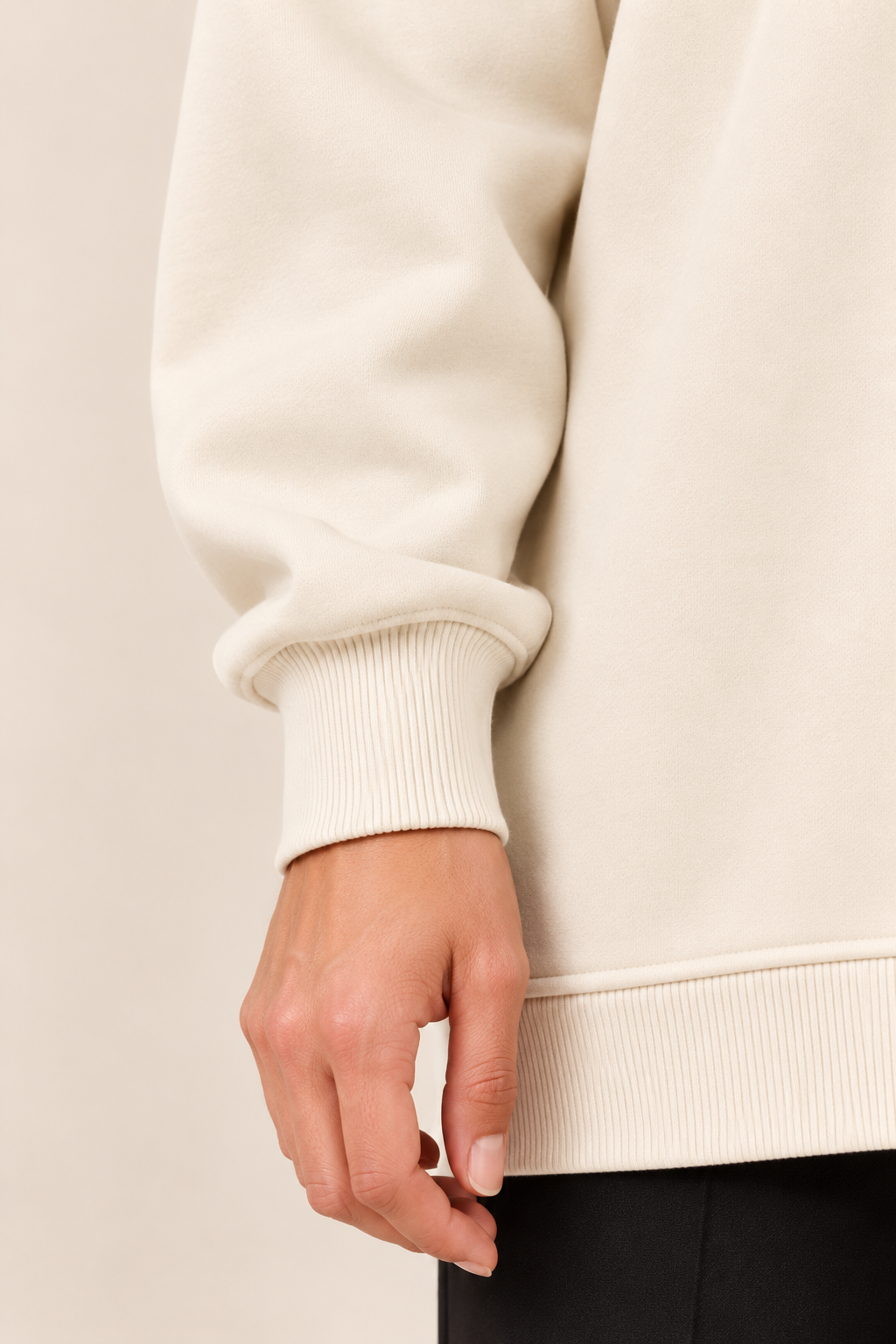 Jersey con cremallera lateral en albaricoque, detalle del puño